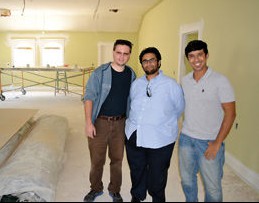 Мусульманские активисты в ремонтируемом здании