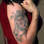 Татуировка с изображением Ратзона на руке одной из его "жен" (Фото: taringa.net)