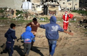 Житель района Шуджайя в костюме Санта Клауса вызвал восторг у детей