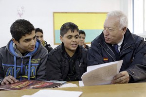Министр во время посещения школы в Газе (Фото: EFE/Zipi)