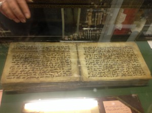 На снимке бесценная святыня  – один из первых Коранов на земле.
