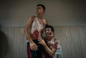 Братья Эль Ага оплакивают отца, убитого во время обстрела города Хан-Юнис, в южной части сектора Газа. 