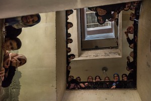 На лестнице многоквартирного дома во время похорон молодого палестинца 