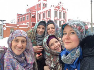 Известные российские мусульманки во время экскурсии на Павловопосадскую мануфактуру в рамках проекта "Я –  Россия" 