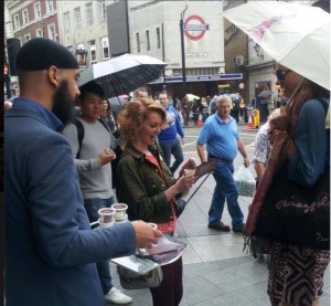 Мусульманские активисты угощают прохожих