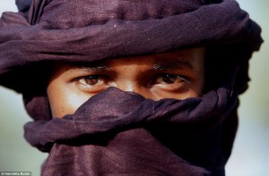 Мужчины племени Туарег традиционно носят платок, покрывающий их лица, с вбитой в ткань сухой краской