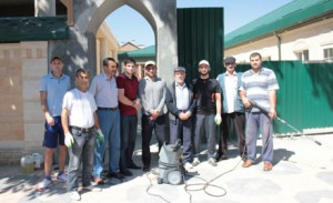 Прихожане и работники мечети всегда содержат мечеть в чистоте