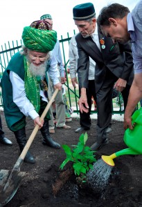 Талгат Таджуддин посадил саженцы во дворе новой мечети