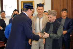 Муфтий Абдулаев принимает в подарок старинный экземпляр Корана 