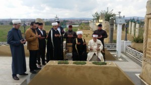 Муфтии на могиле первого президента Чечни Ахмата Кадырова