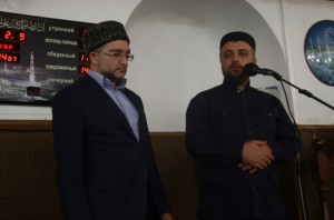 Заммуфтия Дагестана Ахмад Кахаев (справа) представил нового имама мечети на ул.Котрова