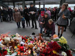 Цветы и свечи в зоне прилета аэропорта Пулково в память о жертвах авиакатастрофы самолета Airbus A321