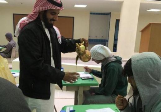 В Саудовской Аравии учителя подают ученикам кофе