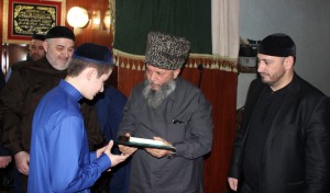 Один из хафизов принимает поздравления от муфтия Мухаммада Рахимова