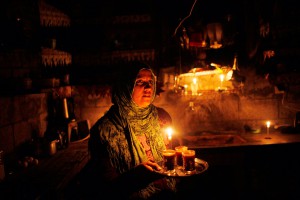 Свечи освещают кухню палестинской хозяйки