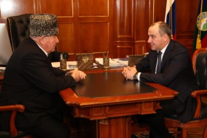 Glava-Karachaevo-CHerkesii-Rashid-Temrezov-vstretilsya-s-muftiem-Dukhovnogo-Upravleniya-musulman-KCHR-Ismailom-khadzhi-Berdievym