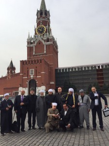 Члены делегации активно фотографировались на фоне достопримечательностей Москвы