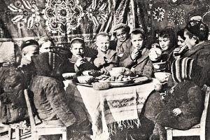 В начале войны узбекский кузнец Шаахмед Шамахмудов и его жена Бахри Акрамова взяли на воспитание 15 детей, потерявших родителей и эвакуированных в Ташкент. За обеденным столом