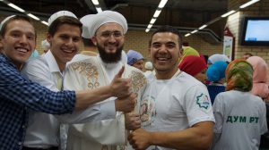 Муфтий Камиль Самигуллин с волонтерами на республиканском ифтаре 