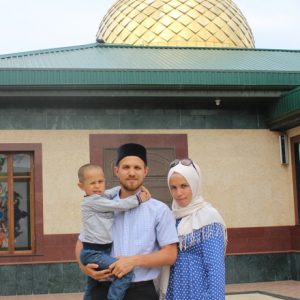 Али Хасанов с семьей во дворе мечети Пятигорска