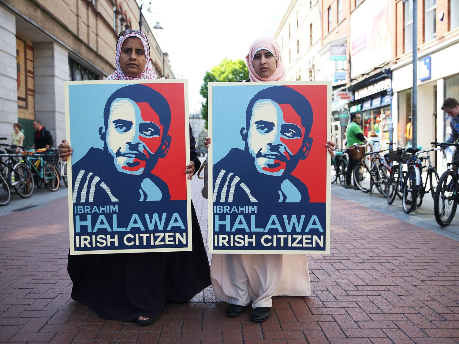 Мусульманки с плакатами в поддержку Ибрагима Халавы 