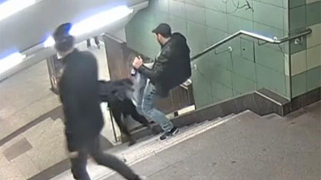 Установлена личность толкнувшего ногой девушку в метро Берлина