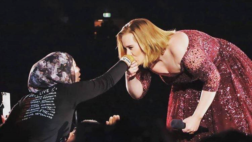 Певица Адель поцеловала руку девушке в хиджабе на глазах изумленных фанатов (ВИДЕО)