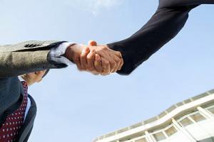 Крепкое рукопожатие помогает устроиться на работу