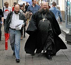 "Наши" включились в вероучебный процесс