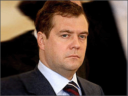 Политолог: Президента Медведева кидают на амбразуру
