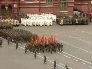 Лужков: парад на Красной площади как "предостережение от фашизма"