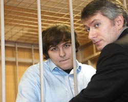 Автомобилист до смерти забил пешехода за царапину на "Мерседесе"