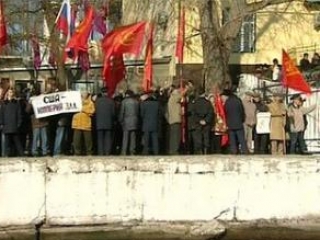 «НАТО, гоу хоум». В Севастополе протестуют против захода фрегата США в порт города