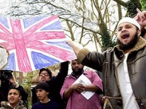 Молодым мусульманам Британии приходится доказывать, что они законопослушны