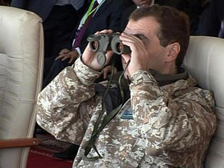Президент Медведев прибыл на военные учения в Казахстан