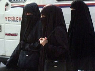 На время сессии египетским студенткам запретили носить никаб