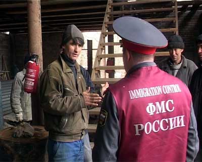 Сотрудники ФМС заточили мигрантов у себя в подвале