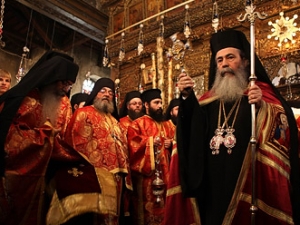 Верующие призвали православного патриарха не торговать Святой землей