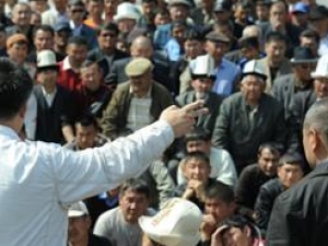 В Киргизии участники беспорядков взяли в заложники губернатора и министра