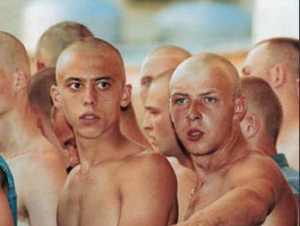 Минобороны предлагает отменить отсрочки и вручать повестки в 16 лет