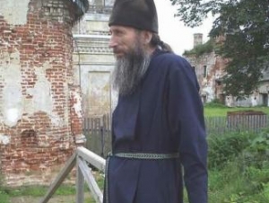 Патриарх предлагает дать священникам машины и мобильники