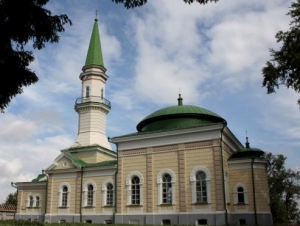 Ембаевскую мечеть-медресе окружат брусчаткой