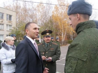Призывники ждут напутственного слова имама