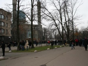Питерские мусульмане молились в праздник на асфальте