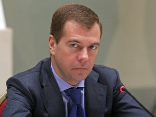 Медведев ввел уголовное наказание за продажу алкоголя детям