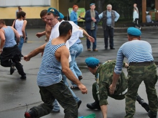 Пьяные десантники "подрались" с мечетью