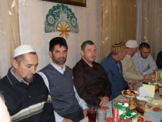 Женщины несут знамя Аллаха людям
