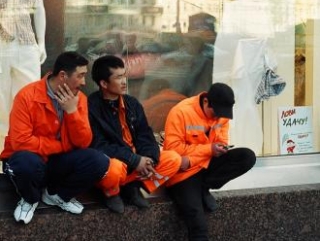 Гастарбайтеров начали страховать