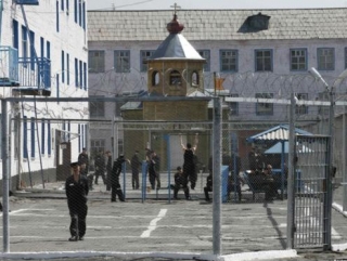 Имамы адаптируются за колючей проволокой