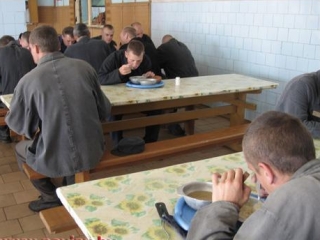 Заключенные мусульмане жалуются на то, что их кормят свининой